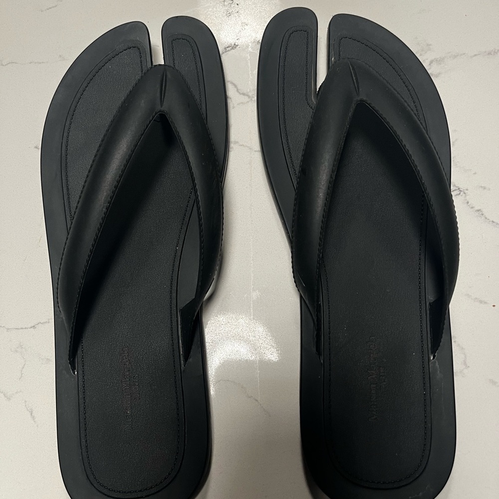 Stylish Black Split-Toe Sandals